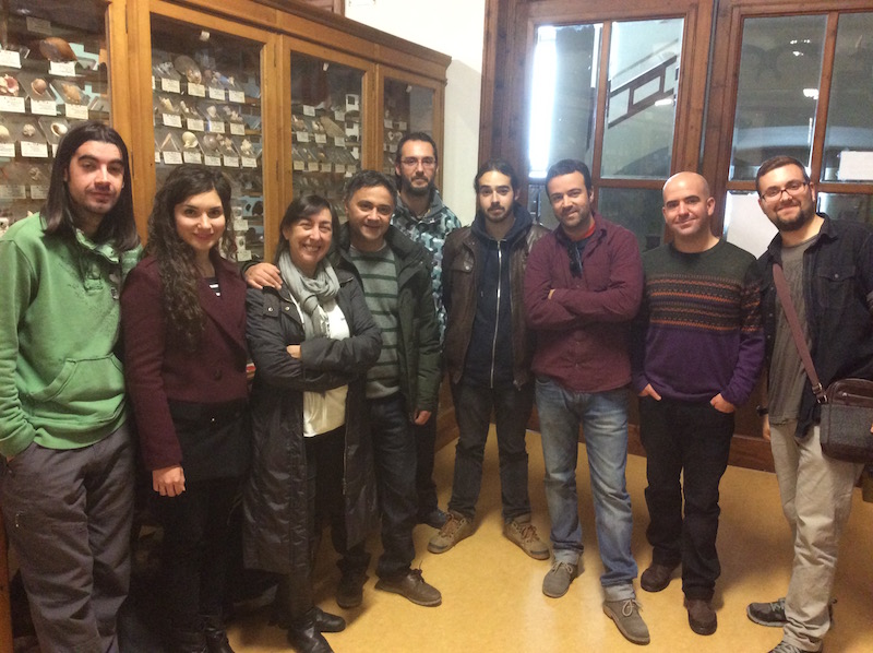 Alumnos del Máster Paleontología de la UV visitan el museo del Colegio La Salle