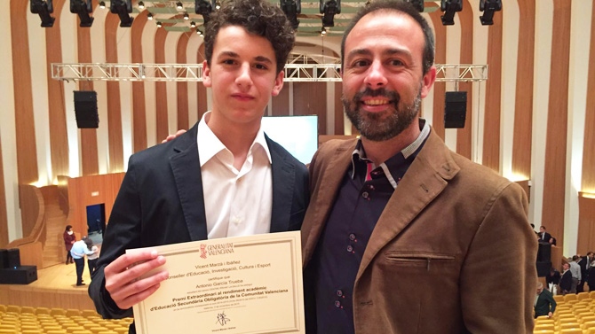 Antonio García, alumno de La Salle Alcoi, recibe el premio extraordinario al rendimiento académico