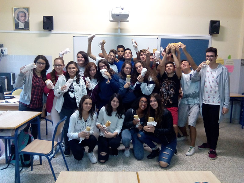 Masiva participación en la Escuela Profesional de Paterna con el almuerzo solidario a beneficio del DOMUND