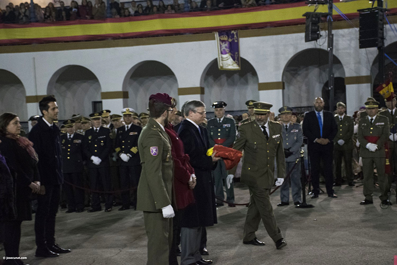 El Colegio La Salle de Paterna recibe la Bandera Nacional en la XXX Falla Militar