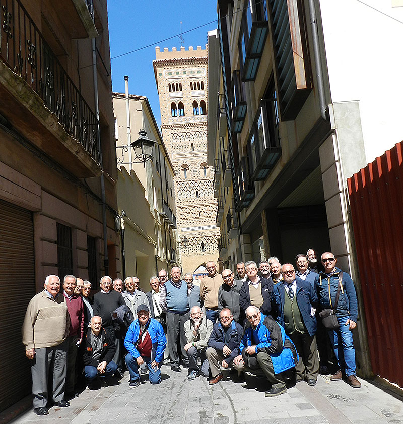 Visitando Teruel con la torre de San Martín al fondo