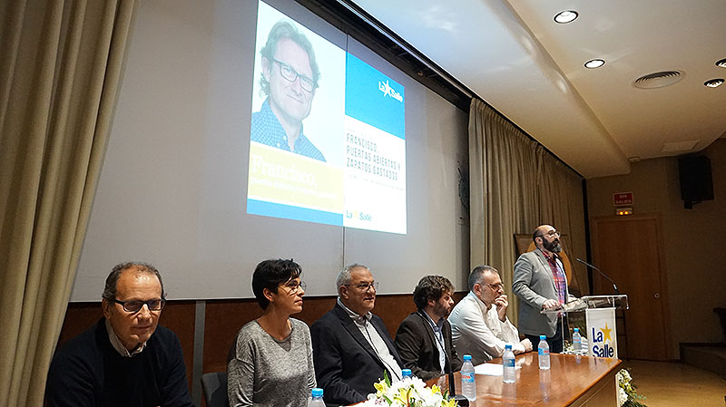 Emotiva presentación del libro ‘Francisco, puertas abiertas y zapatos gastados’ en el anfiteatro del colegio La Salle Paterna