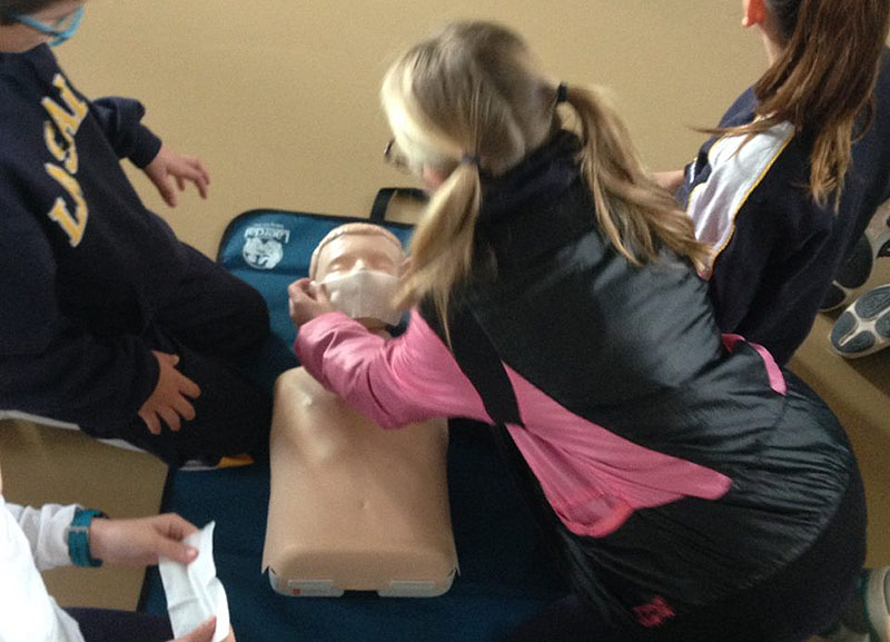 Alumnos del colegio La Salle Pont d’Inca asisten a un taller de primeros auxilios sobre paradas cardiorrespiratorias