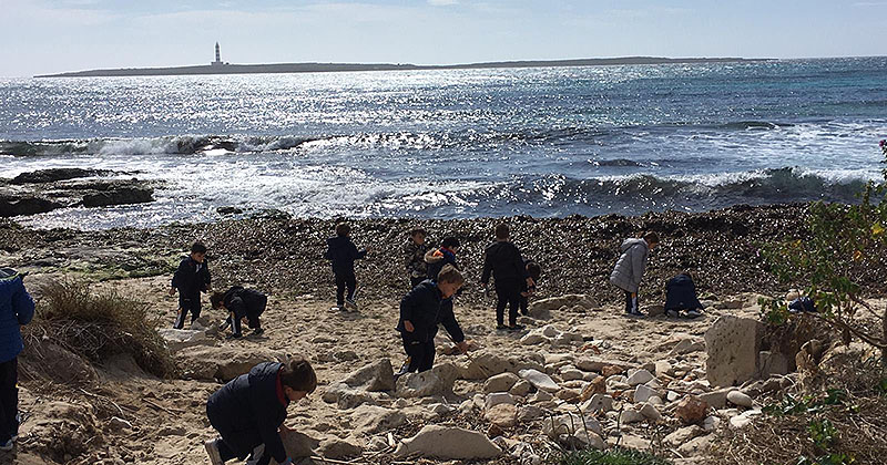 Els fillets de P4 de La Salle Maó ajuden a recollir microplàstics a la platja de Punta Prima