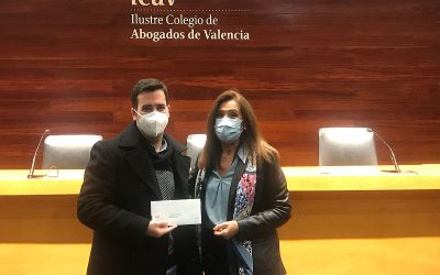 La Fundación La Salle Acoge recibe uno de los cheques solidarios del Ilustre Colegio de Abogados de Valencia