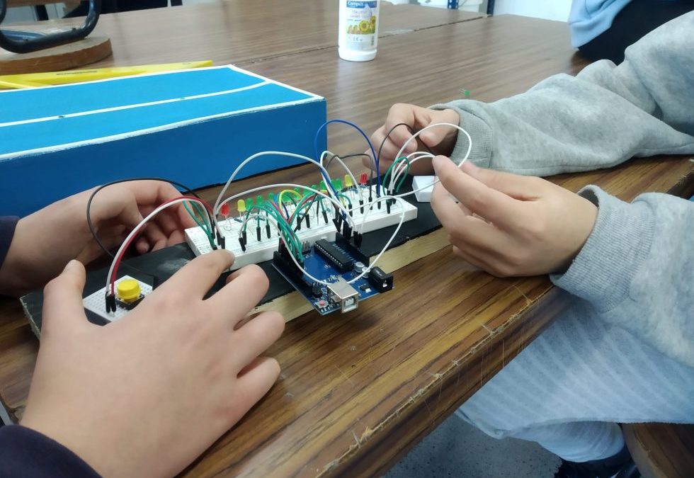 Alumnos de 3º de ESO de La Salle Alaior preparan su participación en la Feria de la Ciencia y la Técnica