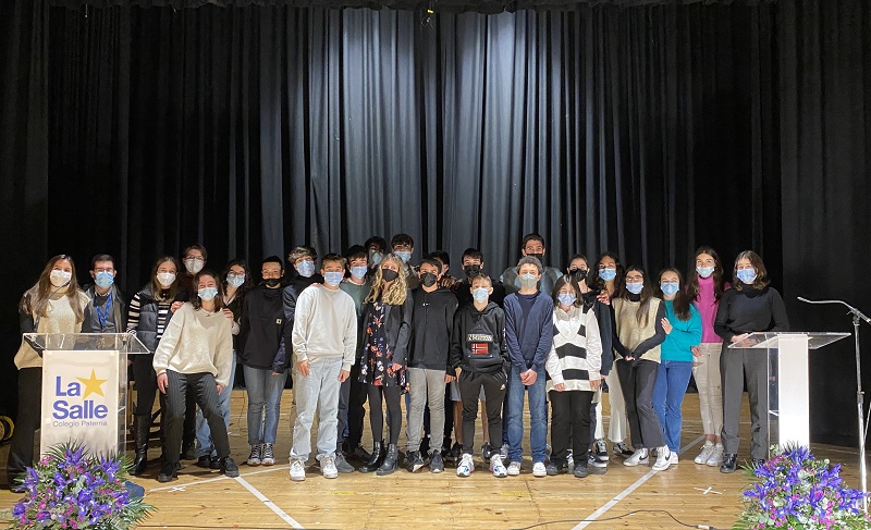 El alumnado del 3º de la ESO del colegio La Salle Paterna realiza una ‘Velada poética’ en el teatro del centro educativo