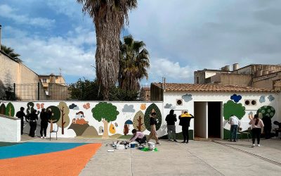 Alumnos de 4º de ESO del colegio La Salle Inca decoran el patio de Infantil con la creación de un mural