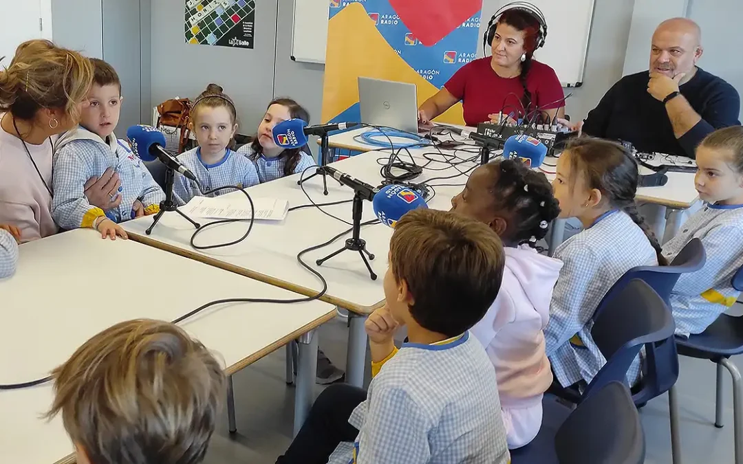 El colegio La Salle Teruel recibe la visita de Aragón Radio para crear un programa de radio con alumnos de Infantil