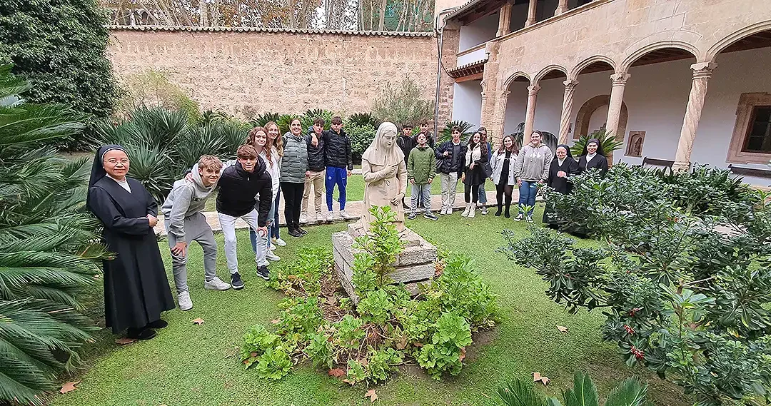 Alumnos de confirmación del colegio La Salle Palma visitan el convento de Santa Magdalena
