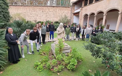 Alumnos de confirmación del colegio La Salle Palma visitan el convento de Santa Magdalena