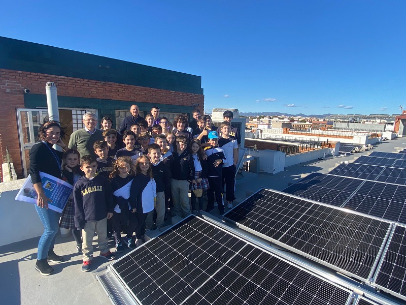 Los Consejeros Ecológicos del Colegio La Salle Paterna visitan la instalación de 190 placas solares en la terraza del centro educativo