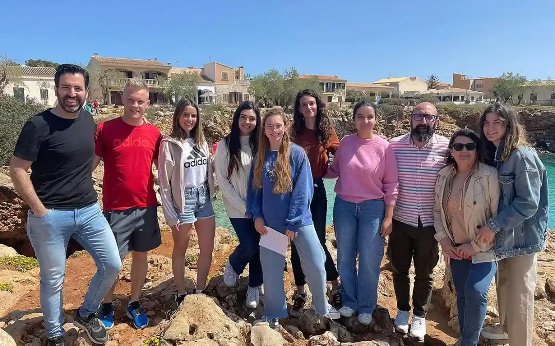 Los voluntarios para los proyectos de verano de Proyde-Levanteruel y Proideba se reúnen en Cala Morlanda, Mallorca, para preparar su viaje de voluntariado