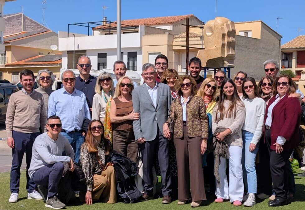 Adolfo Ibáñez, profesor de Arte de La Salle Paterna, inaugura una escultura en el municipio de Cheste como homenaje a las víctimas de la DANA